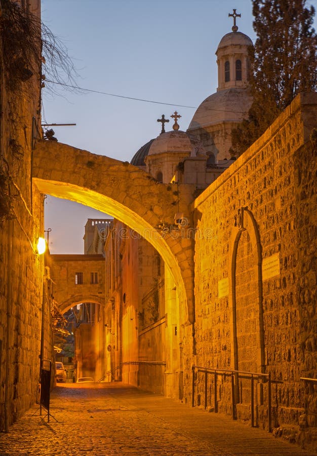 Gerusalemme - via Dolororosa al crepuscolo con la cappella di flagellazione fotografia stock libera da diritti Gerusalemme - via Dolororosa al crepuscolo con la cappella di flagellazione fotografia stock libera da diritti