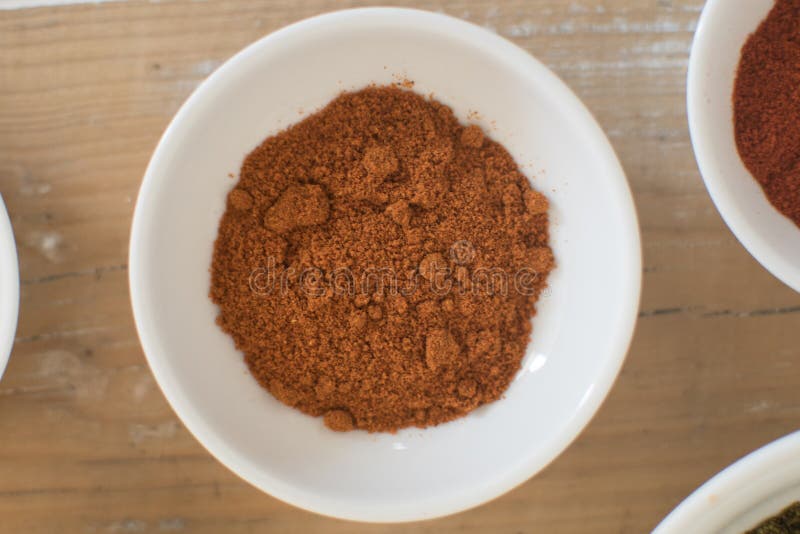 Geräucherter Paprika in einem Teller lizenzfreie stockfotografie Geräucherter Paprika in einem Teller lizenzfreie stockfotografie