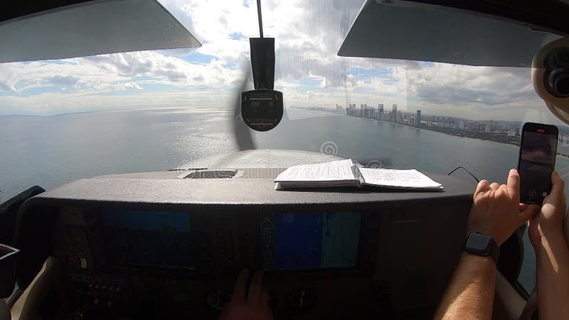 Gesamtlänge eines Flugzeugfliegens entlang der Küste von Miami über den Ozean