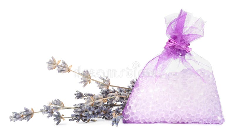 Gescenteerde sachet met aromatische kralen en gedroogd lavendel tegen witte achtergrond