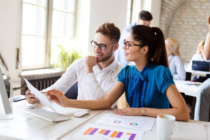 Gesch?ft, Technologie und Leutekonzept - kreatives Team oder Designer, die im B?ro arbeiten lizenzfreie stockfotos Gesch?ft, Technologie und Leutekonzept - kreatives Team oder Designer, die im B?ro arbeiten lizenzfreie stockfotos