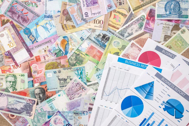 Gesch? ftsdiagramm oder graoh mit Weltgeld Ei auf goldenem Hintergrund lizenzfreies stockbild