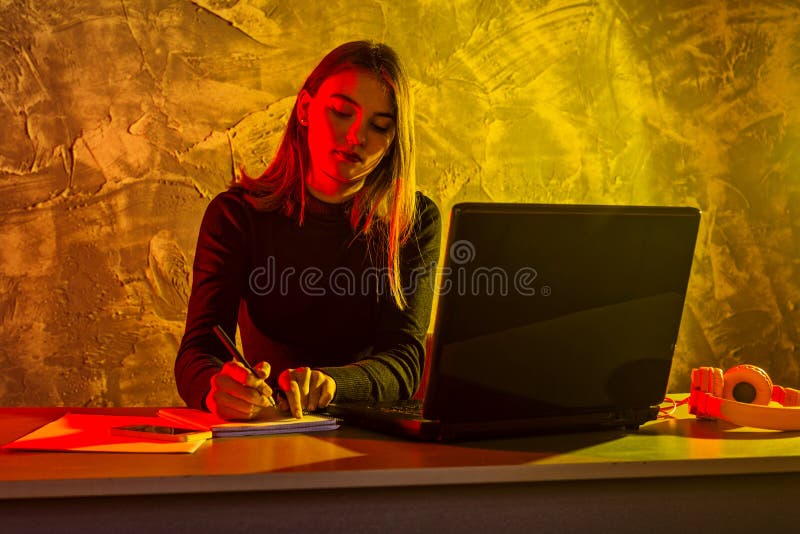 Gesch?ftsfrau, die an einem Laptop, stressige Situation arbeitet stockfoto Gesch?ftsfrau, die an einem Laptop, stressige Situation arbeitet stockfoto
