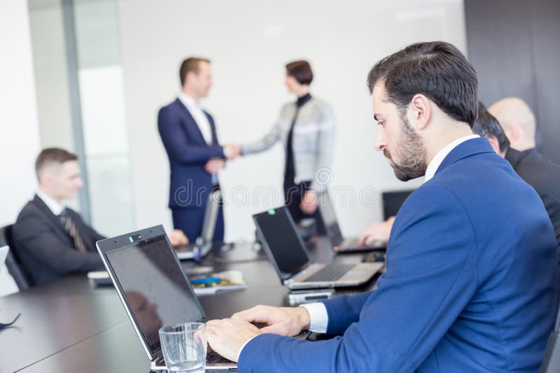 Gesch?ftsleute, die H?nde in moder Planungs- und F?hrungsstab r?tteln stockbilder Gesch?ftsleute, die H?nde in moder Planungs- und F?hrungsstab r?tteln stockbilder