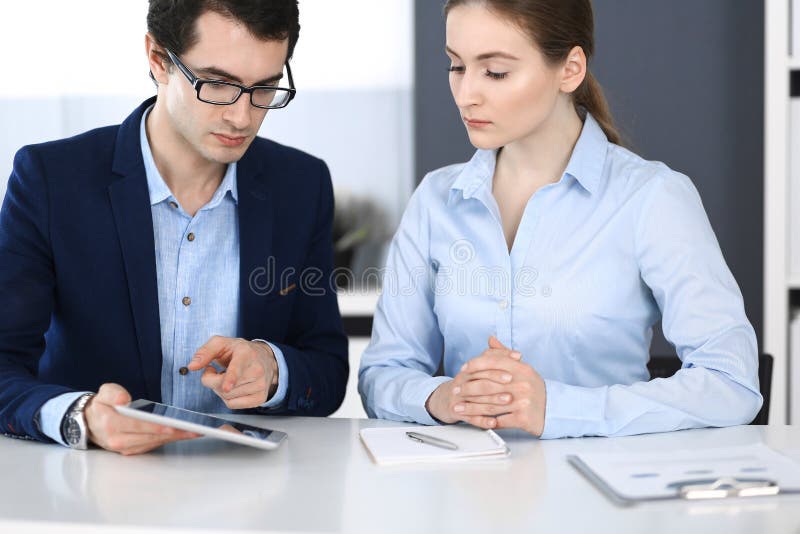Gesch?ftsm?nner und Frau, die Tablet-Computer im modernen B?ro verwendet Kollegen oder Unternehmensmanager am Arbeitsplatz partne stockfotos Gesch?ftsm?nner und Frau, die Tablet-Computer im modernen B?ro verwendet Kollegen oder Unternehmensmanager am Arbeitsplatz partne stockfotos