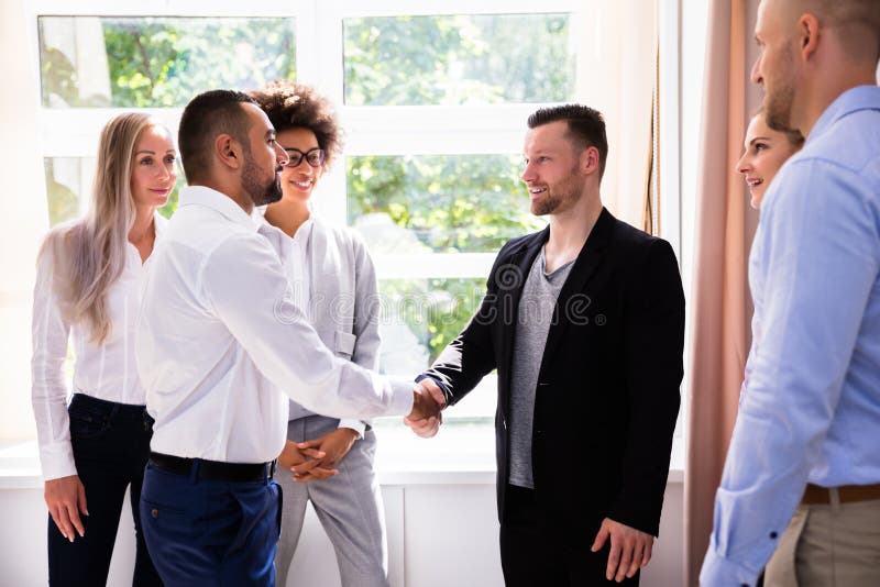 Gesch?ftsmann, der H?nde mit seinem Partner r?ttelt stockfoto Gesch?ftsmann, der H?nde mit seinem Partner r?ttelt stockfoto