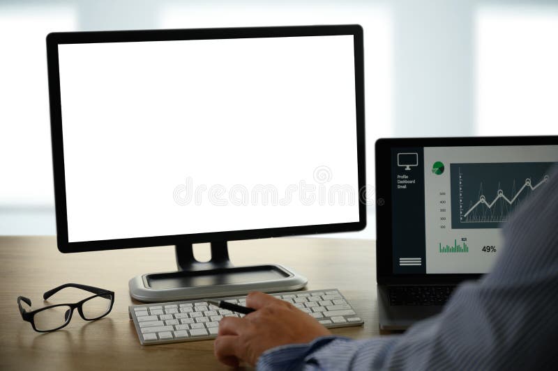 Mann Mit Laptop-Computer Am Schreibtisch Mit Leerem Bildschirm
