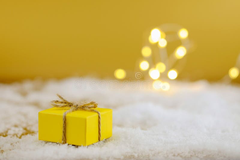 Geschenk im gelben Packpapier auf einem Goldhintergrund lizenzfreies stockfoto Geschenk im gelben Packpapier auf einem Goldhintergrund lizenzfreies stockfoto