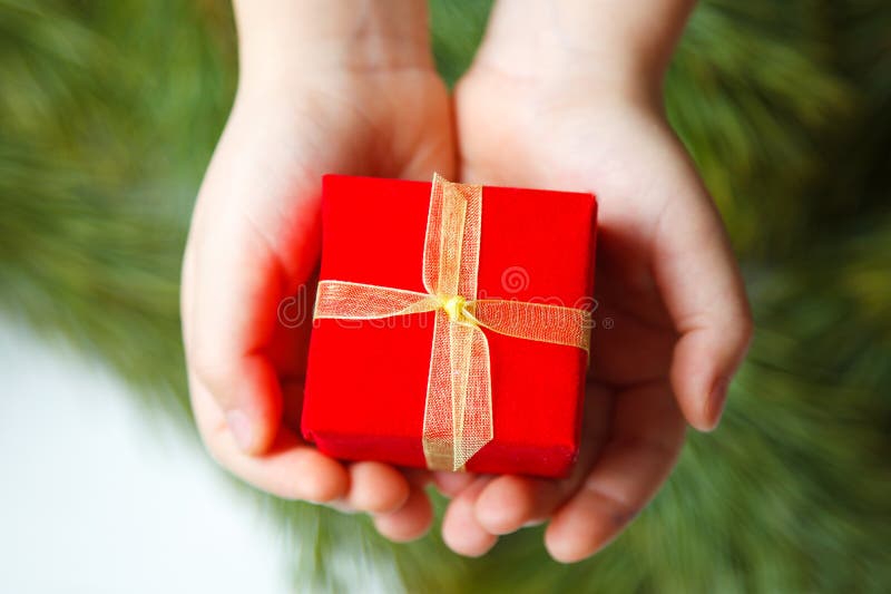 Geschenkbox in der Kinderhand stockbild Geschenkbox in der Kinderhand stockbild