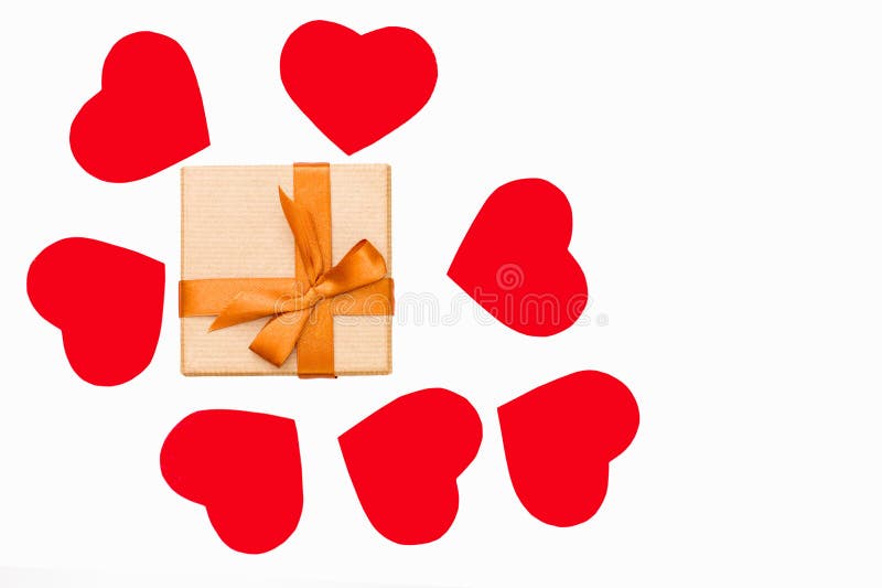 Geschenkbox mit goldenem Band und etwas rote Herzen herum auf weißem Hintergrund stockfoto Geschenkbox mit goldenem Band und etwas rote Herzen herum auf weißem Hintergrund stockfoto