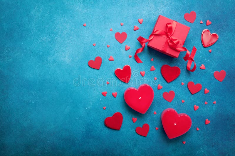 Geschenkbox und rote Herzen für Valentinsgrußtageshintergrund Beschneidungspfad eingeschlossen Flache Lage