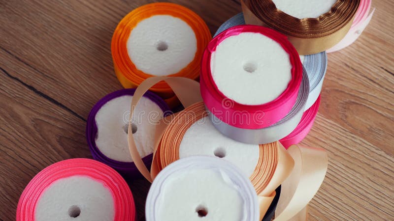 Geschenkverpackungsbänder Seidenbänder, mehrfarbige Bandspulen für Verpackungen, Geschenkdekoration nähende Zusatzstoffe