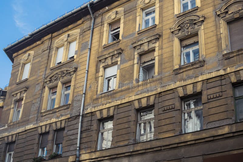 Geschichts- oder Architekturhintergrund, der Einzelheiten Fassaden in Budapest benennt