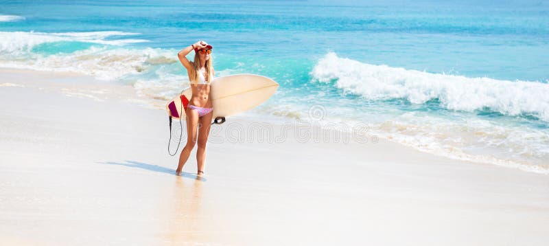 Geschikt surfermeisje op het strand royalty-vrije stock afbeeldingen Geschikt surfermeisje op het strand royalty-vrije stock afbeeldingen