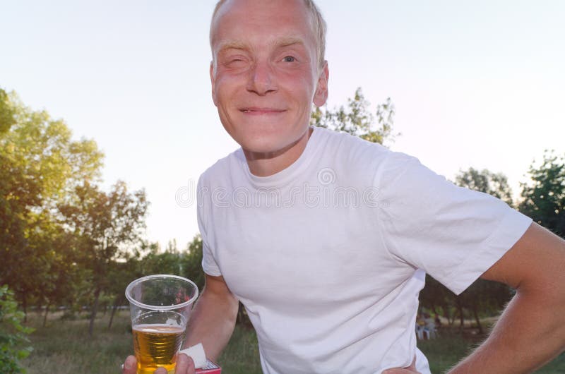 Geschikte mens die op middelbare leeftijd van een glas bier genieten royalty-vrije stock fotografie Geschikte mens die op middelbare leeftijd van een glas bier genieten royalty-vrije stock fotografie