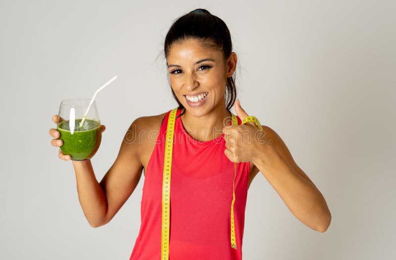 Geschikte op dieet zijnde vrouw die en plantaardige groene smoothie opleiden drinken die goed over het losmaken van gewicht voele stock foto's Geschikte op dieet zijnde vrouw die en plantaardige groene smoothie opleiden drinken die goed over het losmaken van gewicht voele stock foto's