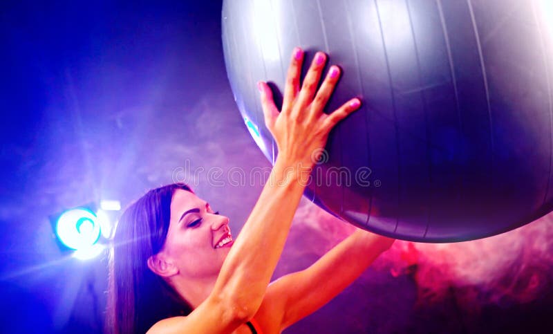 Geschiktheidsmeisje die in gymnastiek met fitball uitoefenen stock afbeelding Geschiktheidsmeisje die in gymnastiek met fitball uitoefenen stock afbeelding