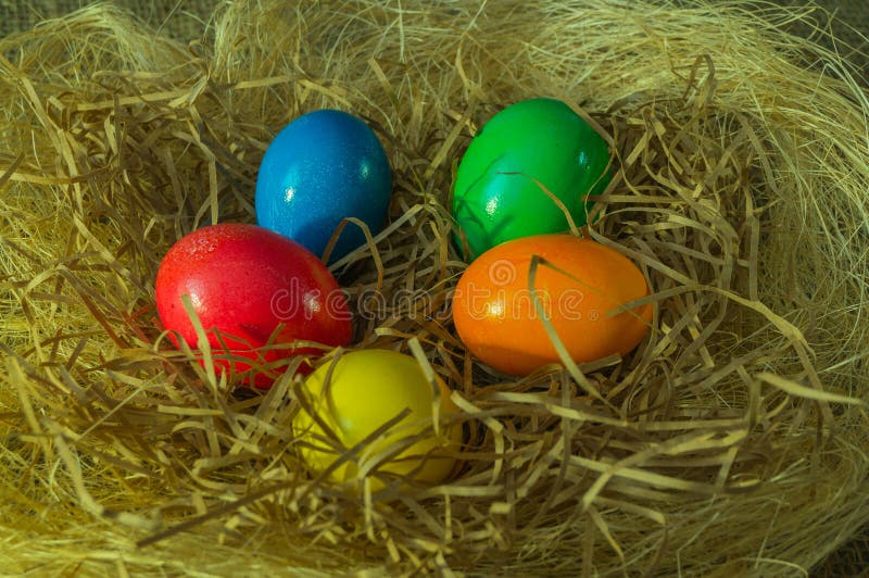 Pasen Is Het Feest Van Feest Van Pasen, Geschilderde Die Paaseieren, Mand Met Linten Wordt