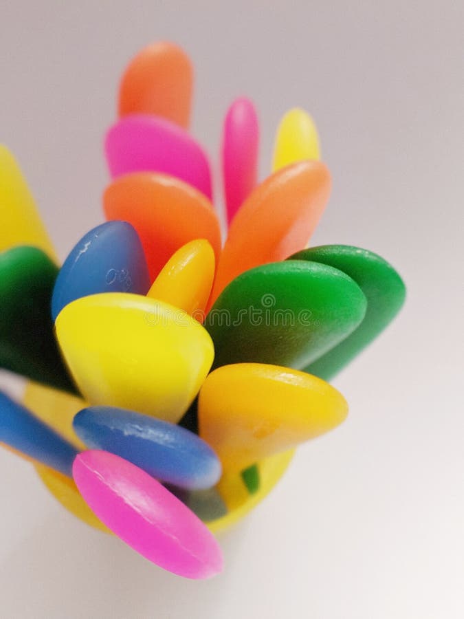 Geschirrendstücke - Plastikregenbogen lizenzfreie stockfotos Geschirrendstücke - Plastikregenbogen lizenzfreie stockfotos