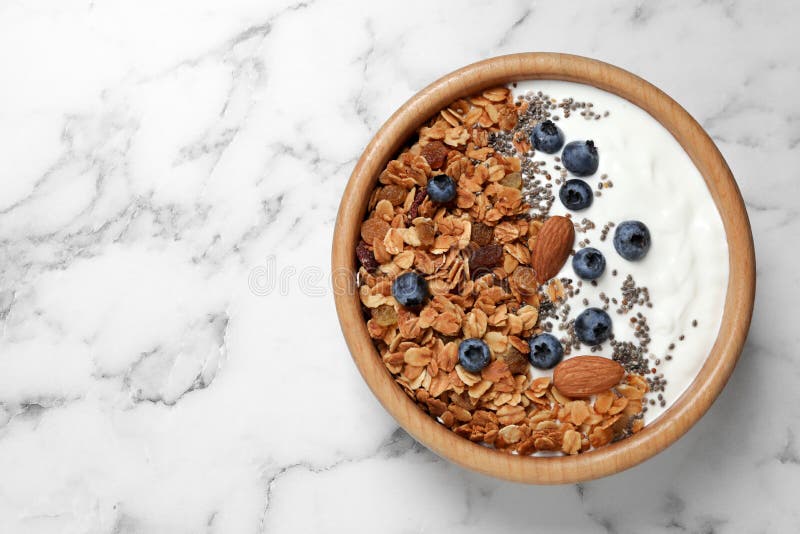 Geschmackvolle, hausgemachte Granola serviert auf Marmortisch, Topsicht mit Platz für Text Gesundes Frühstück stockfotos Geschmackvolle, hausgemachte Granola serviert auf Marmortisch, Topsicht mit Platz für Text Gesundes Frühstück stockfotos