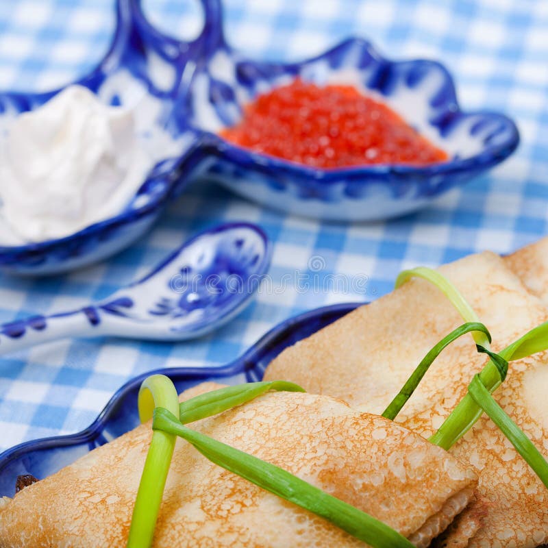 Geschmackvolle Russische Pfannkuchen Mit Rotem Kaviar Stockfoto - Bild ...