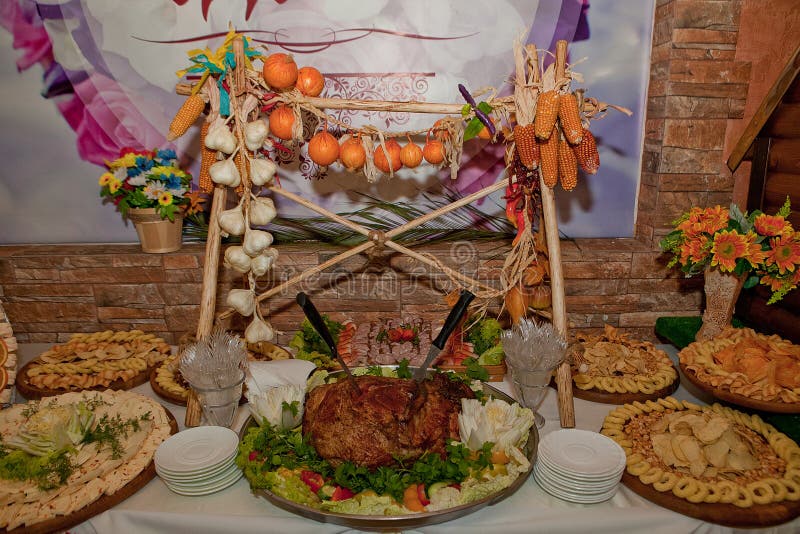 Geschmackvolle Tabelle des Hochzeitsempfangs mit Snäcken, Erdnüssen, Crackern, Chips, basturm, Fett und Truthahn auf der Kosakent stockbild Geschmackvolle Tabelle des Hochzeitsempfangs mit Snäcken, Erdnüssen, Crackern, Chips, basturm, Fett und Truthahn auf der Kosakent stockbild