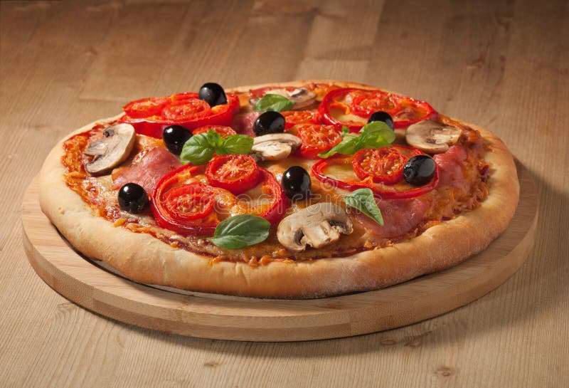 Geschmackvolle, Würzige Pizza Lokalisiert Auf Weißem Hintergrund ...