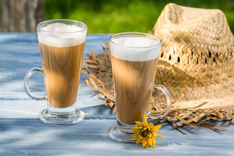 Geschmackvoller Kaffee Gedient Im Garten Stockbild Bild