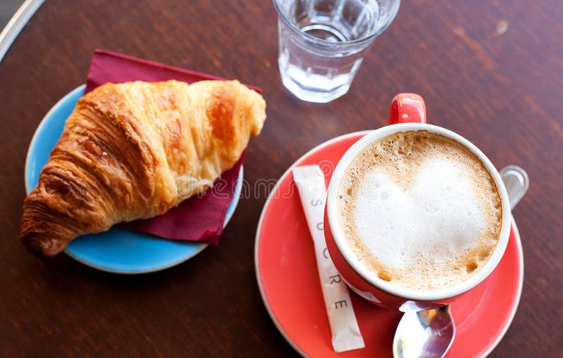 Geschmackvolles Frühstück in einem Pariser Straßenkaffee