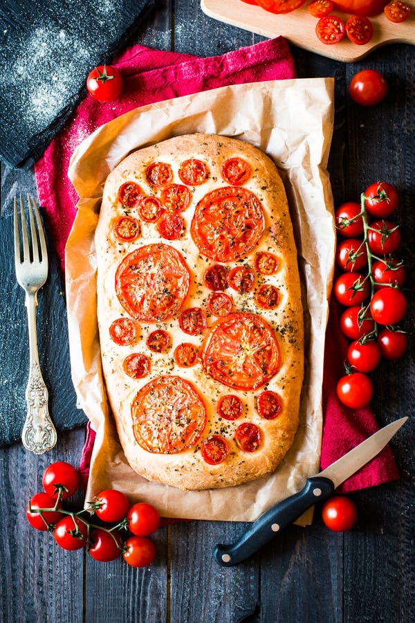 Geschmackvolles Handgemachtes Tomaten-Pizza-Brot Stockbild - Bild von ...