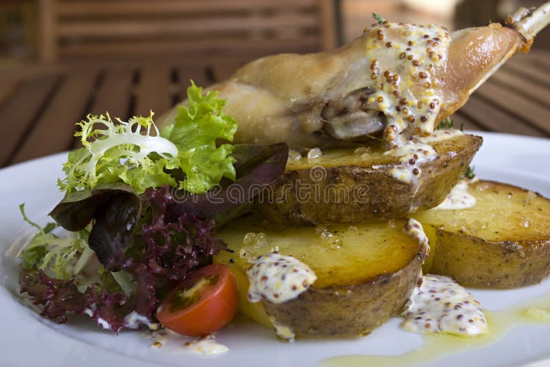 Geschmackvolles Kaninchen- oder Huhnfleisch mit Gemüse stockfotos Geschmackvolles Kaninchen- oder Huhnfleisch mit Gemüse stockfotos