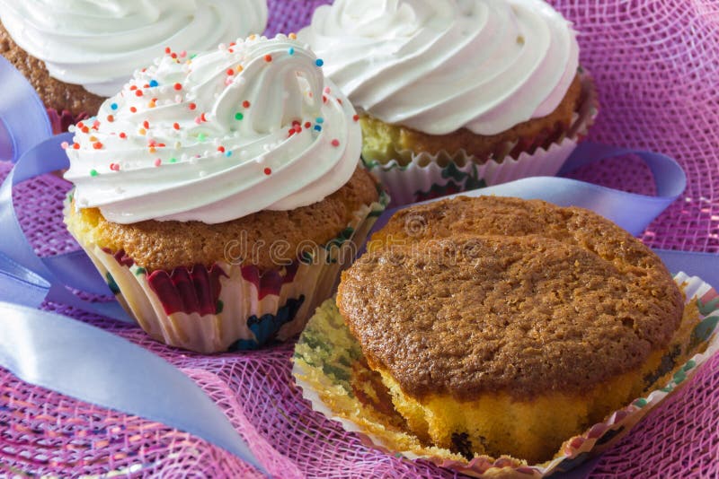 Geschmackvolles Muffin backt mit und ohne Proteincreme zusammen lizenzfreie stockfotos Geschmackvolles Muffin backt mit und ohne Proteincreme zusammen lizenzfreie stockfotos