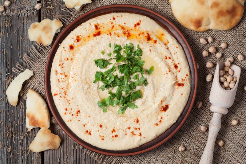 Geschmackvolles traditionelles Lebensmittel Hummus mit tahini Paste lizenzfreies stockbild Geschmackvolles traditionelles Lebensmittel Hummus mit tahini Paste lizenzfreies stockbild