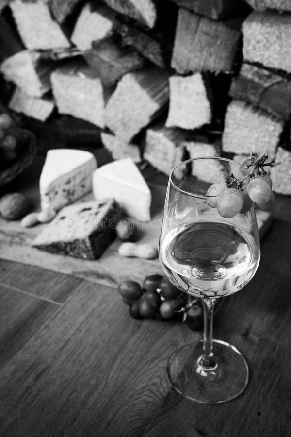 Geschmackvolles Weinabendessen mit Käse und Trauben