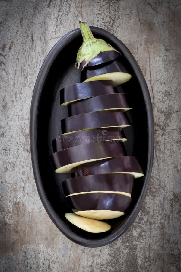 Geschnittene Aubergine im schwarzen Teller lizenzfreie stockfotografie Geschnittene Aubergine im schwarzen Teller lizenzfreie stockfotografie