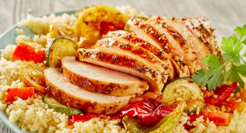 Geschnittene gegrillte Hühnerbrüste auf Kuskus stockfotos Geschnittene gegrillte Hühnerbrüste auf Kuskus stockfotos