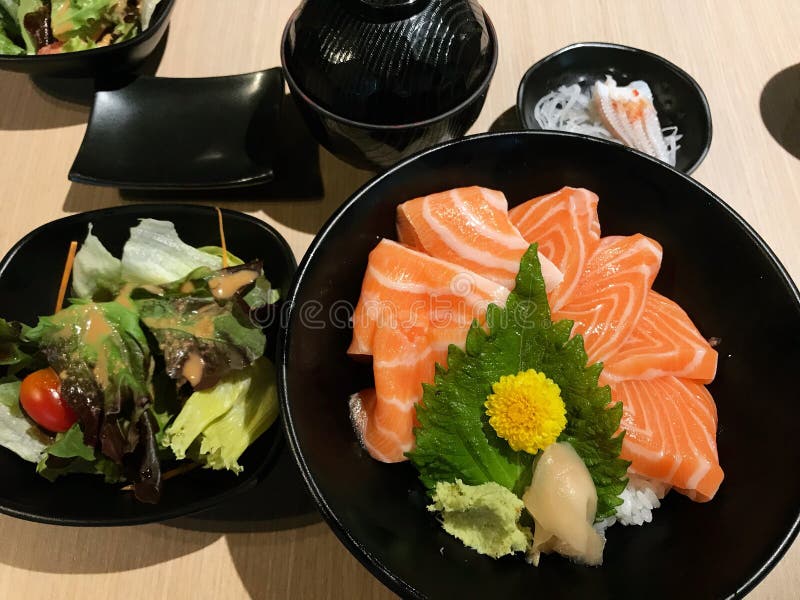 Geschnittene Lachse ziehen mit japanischem Reis und Salat für Gesundheit an stockfoto Geschnittene Lachse ziehen mit japanischem Reis und Salat für Gesundheit an stockfoto