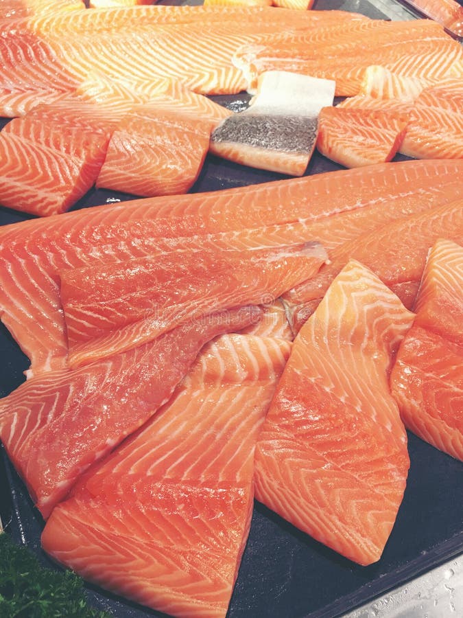 Geschnittene rohe Lachs- oder frische Lachse Lachsfilets für Verkauf am Markt angezeigt mit einem Patchworkeffekt Viele frischen stockbilder