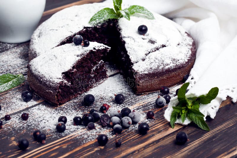 Geschnittene Schokoladentorte mit Minze und Bestandteilen auf Tabelle Schokoladentorte auf Holztisch Kuchen des strengen Vegetari stockbilder Geschnittene Schokoladentorte mit Minze und Bestandteilen auf Tabelle Schokoladentorte auf Holztisch Kuchen des strengen Vegetari stockbilder
