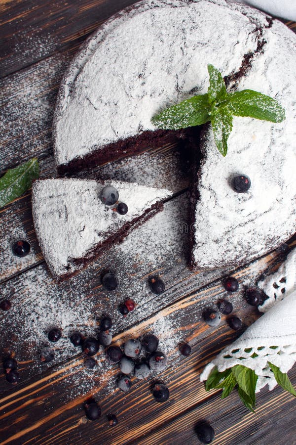 Geschnittene Schokoladentorte mit Minze und Bestandteilen auf Tabelle Schokoladentorte auf Holztisch Kuchen des strengen Vegetari lizenzfreie stockfotos Geschnittene Schokoladentorte mit Minze und Bestandteilen auf Tabelle Schokoladentorte auf Holztisch Kuchen des strengen Vegetari lizenzfreie stockfotos