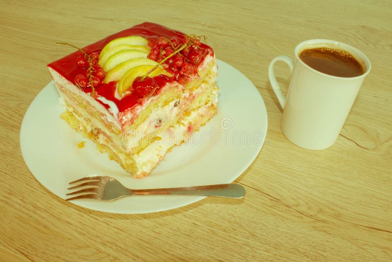 Geschnittener geschmackvoller Kuchen und Kaffee auf Holztisch Kuchen mit frischem bezüglich lizenzfreies stockbild Geschnittener geschmackvoller Kuchen und Kaffee auf Holztisch Kuchen mit frischem bezüglich lizenzfreies stockbild