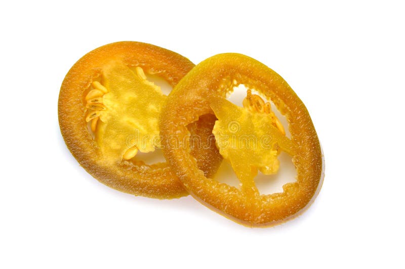 Geschnittener marinierter Jalapeno- oder Paprikapfeffer. isoliert auf weißem Hintergrund lizenzfreies stockbild