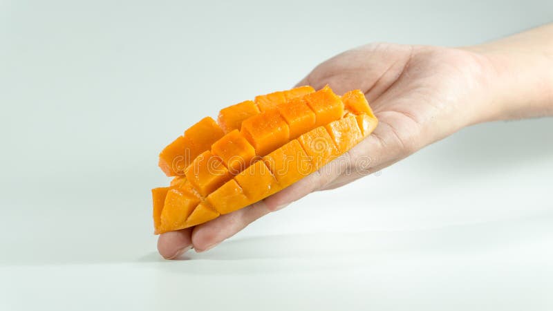 Geschnittener Würfel der frischen Mango an Hand stockfoto Geschnittener Würfel der frischen Mango an Hand stockfoto