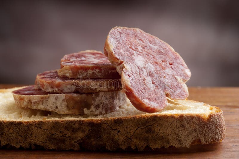 Geschnittenes Brot Mit Salami Stockfoto Bild von geschnittenes