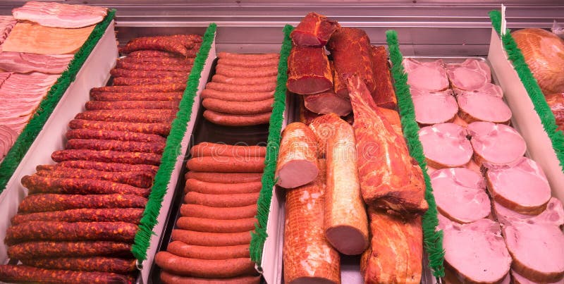 geschnittenes Fleisch an Feinkostgeschäft entgegengesetzt lizenzfreies stockfoto geschnittenes Fleisch an Feinkostgeschäft entgegengesetzt lizenzfreies stockfoto
