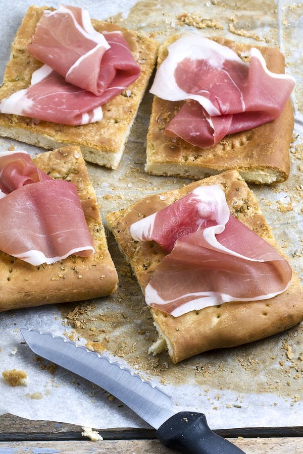 Geschnittenes Focaccia-Brot Mit Parmaschinken Stockbild - Bild von ...