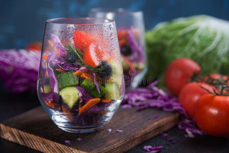 Geschnittenes Frischgemüse in einer Glasschale lizenzfreies stockfoto Geschnittenes Frischgemüse in einer Glasschale lizenzfreies stockfoto