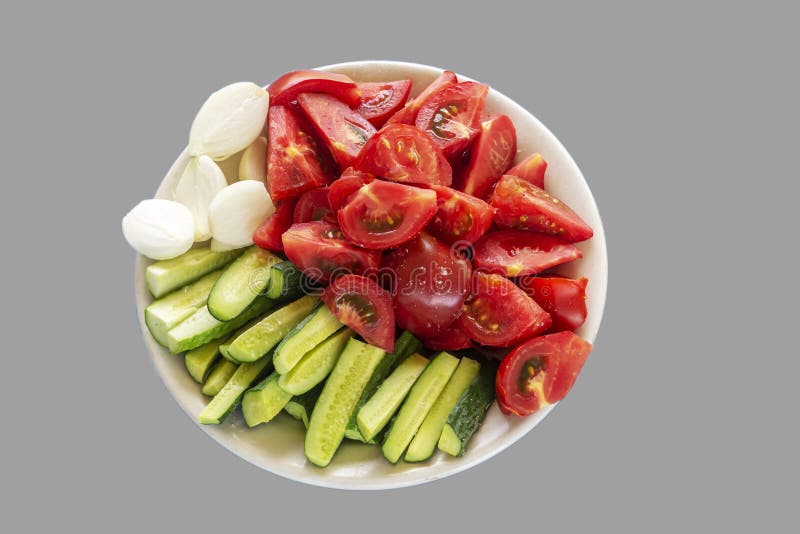 Geschnittenes Gem?se Tomaten, Gurken und Zwiebeln auf einem grauen Hintergrund ?ber Wei? lizenzfreie stockfotografie Geschnittenes Gem?se Tomaten, Gurken und Zwiebeln auf einem grauen Hintergrund ?ber Wei? lizenzfreie stockfotografie