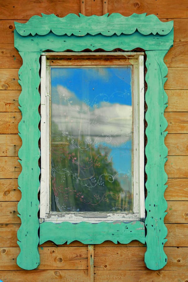 Geschnitzte Fensterrahmen um ein altes Haus. Ansicht eines Fragments einer Hausmauer mit stockbild