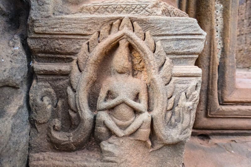 Geschnitzte Statuen entlang der Wand von Bayon-Tempel in Angkor Thom stockbilder Geschnitzte Statuen entlang der Wand von Bayon-Tempel in Angkor Thom stockbilder